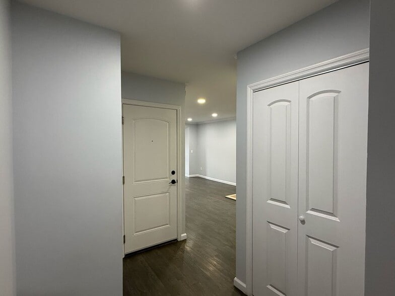 Building Photo - 2806 Mermaid Ave