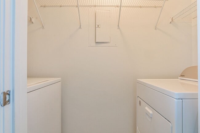 Building Photo - Luxury 28th Floor 2 Bedroom Condo For Leas...