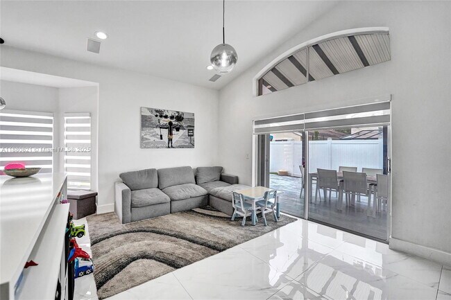 Building Photo - 4955 SW 33rd Ave