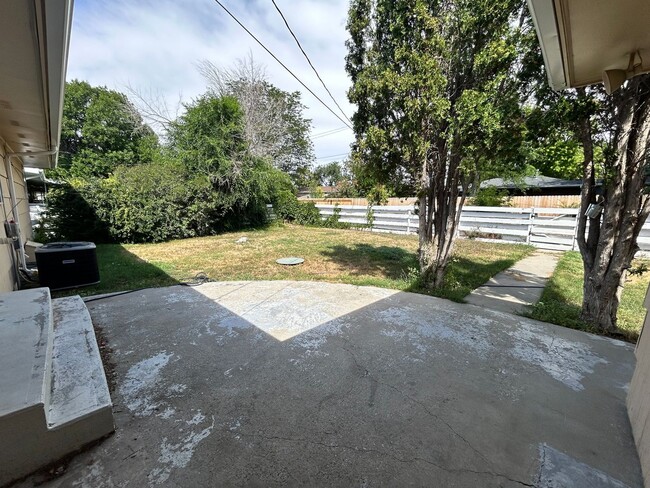 Building Photo - Adorable midtown home!