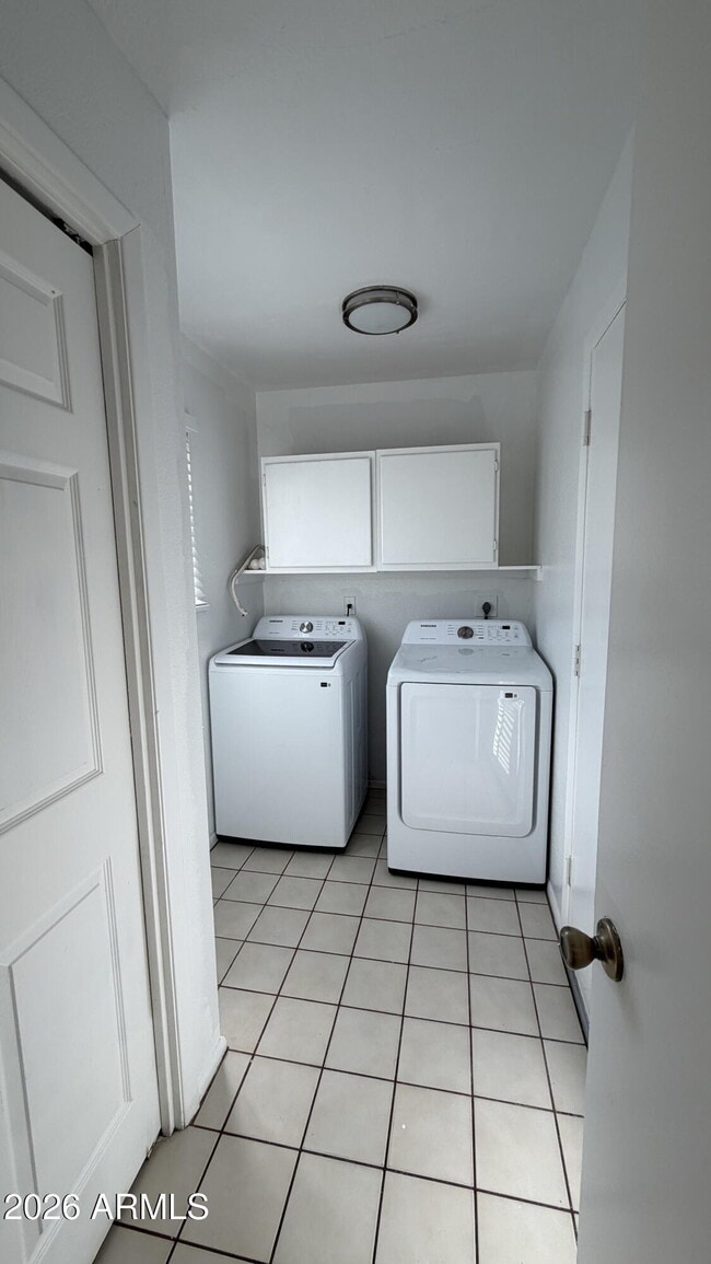 Building Photo - 2423 E Maryland Dr