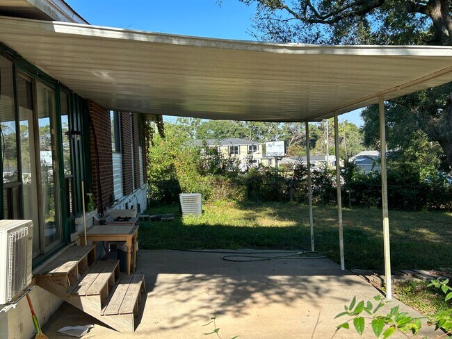 Building Photo - 4BR/3BA located close to Sacred Heart Hosp...