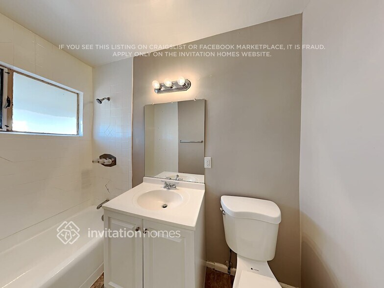 Building Photo - 852 N Parkside Dr