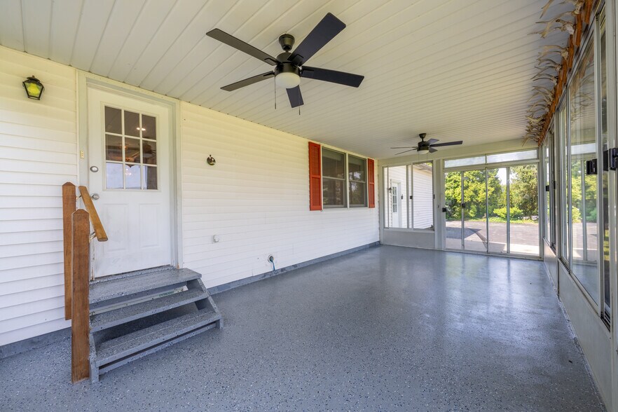 Building Photo - 3250 Vista Dr