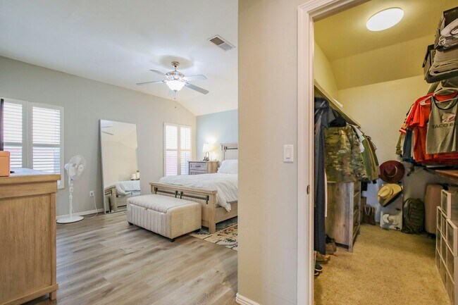 Building Photo - Well Maintained 4 Bedroom 2 Bath Home with...