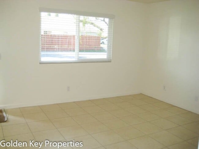 Building Photo - 2BR/1BA Duplex in Oceanside! Pet Friendly!...