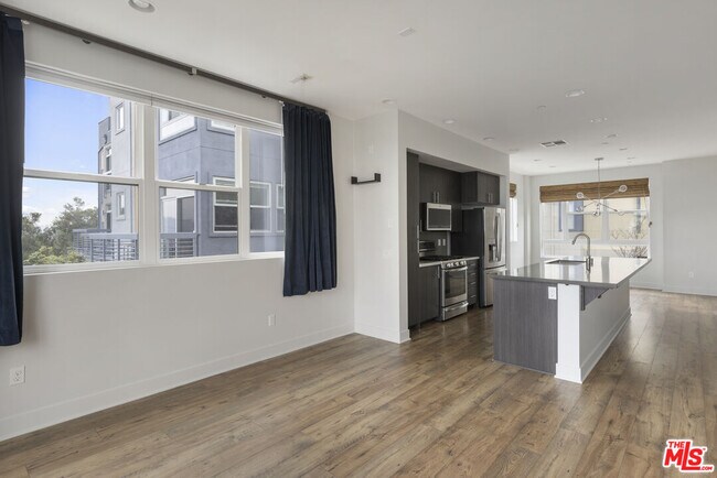 Building Photo - 2753 Waverly Dr