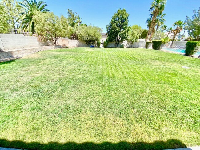 Building Photo - BEAUITFUL GATED PROPERTY 6 BEDROOMS/3 FULL...