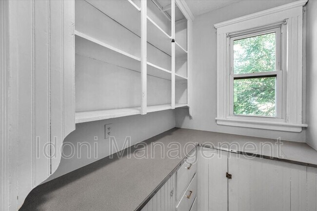 Building Photo - 694 Main St