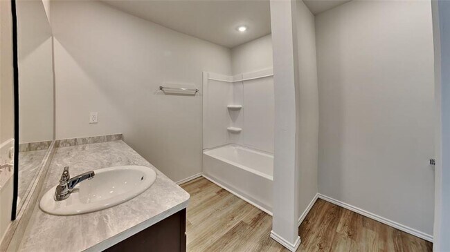 Building Photo - Large 4 Bedroom, 2 Bathroom Home in Shawnee Schools!