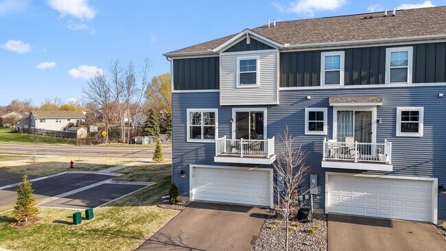 Building Photo - Rare End Unit 3Bed 3Bath Townhome in Rogers