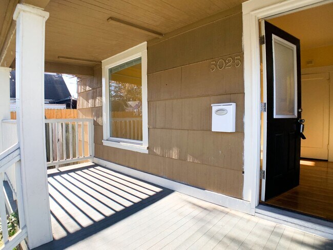 Building Photo - Adorable 3bdrm Home in Great Neighborhood! Lovely Yard!