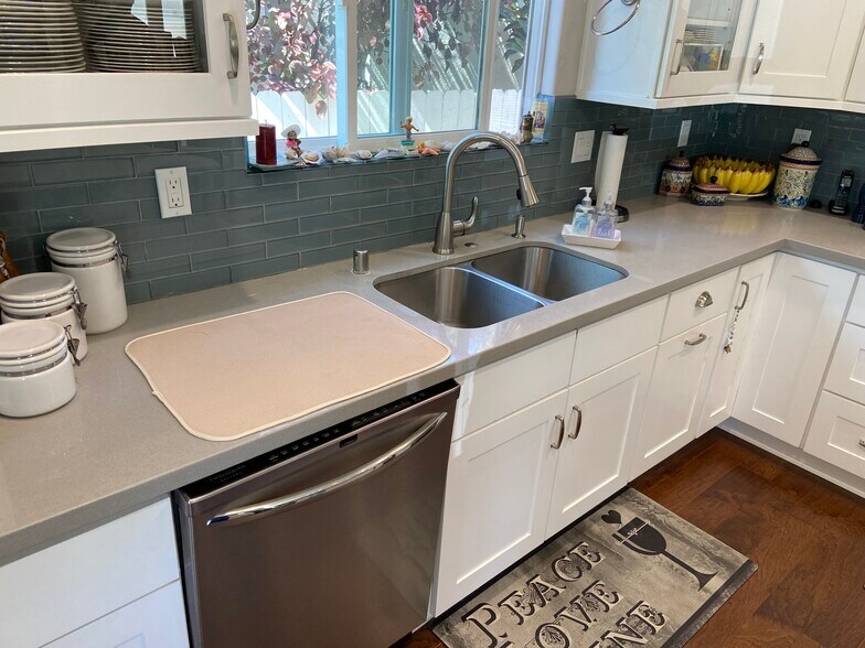 Building Photo - 4470 Stansbury Ave