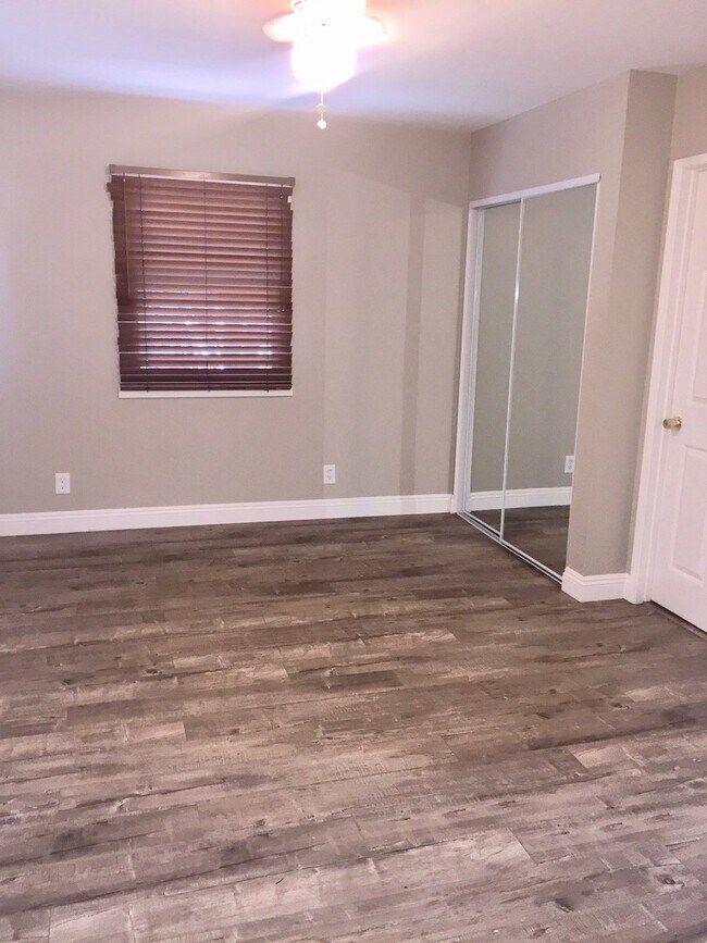 Building Photo - Glendale Hills traditional with fabulous views