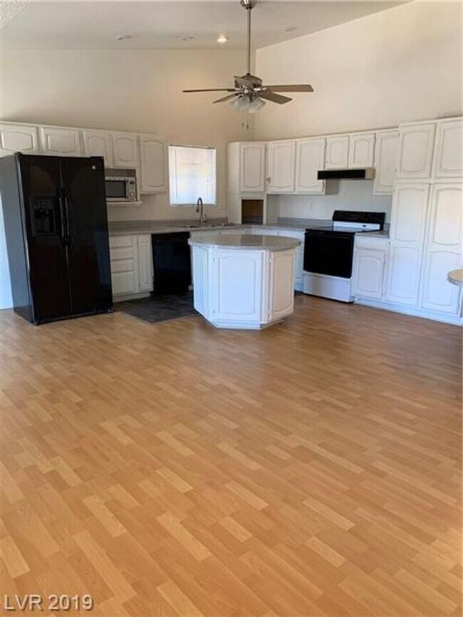 Building Photo - Spacious Single-Story Home with Large Lot & No HOA