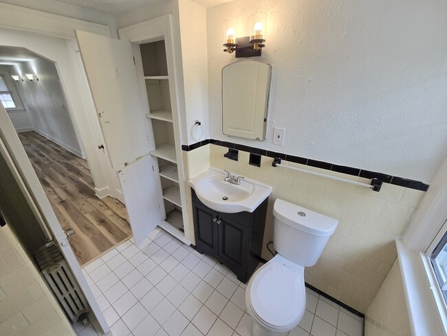 Building Photo - CUTE & COZY 2BED/1BATH DUPLEX FOR RENT - U...