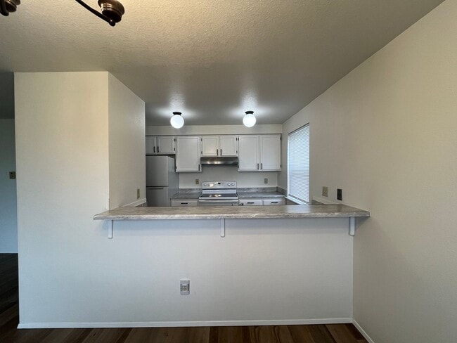 Building Photo - Conveniently Located 2 Bedroom in a Fourplex Unit