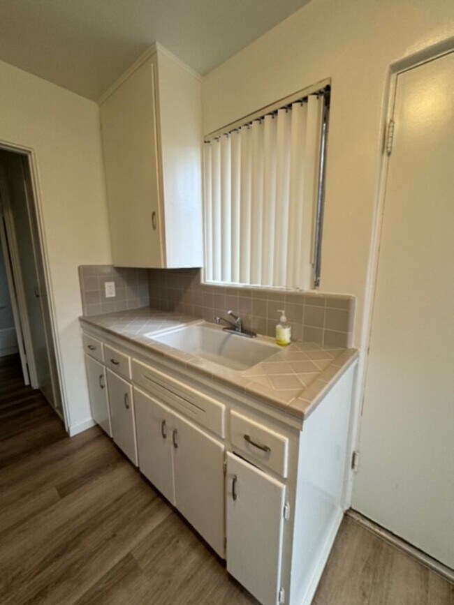 Building Photo - Oliver Ave | Relaxed Coastal Apartments in Pacific Beach – Easy Living Just Blocks from the Ocean!