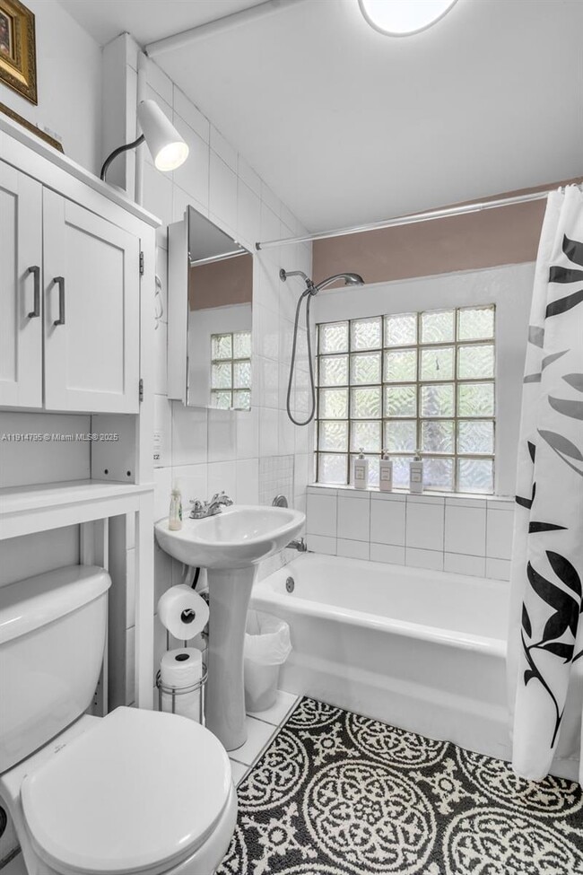 Building Photo - 314 NE 26th Terrace