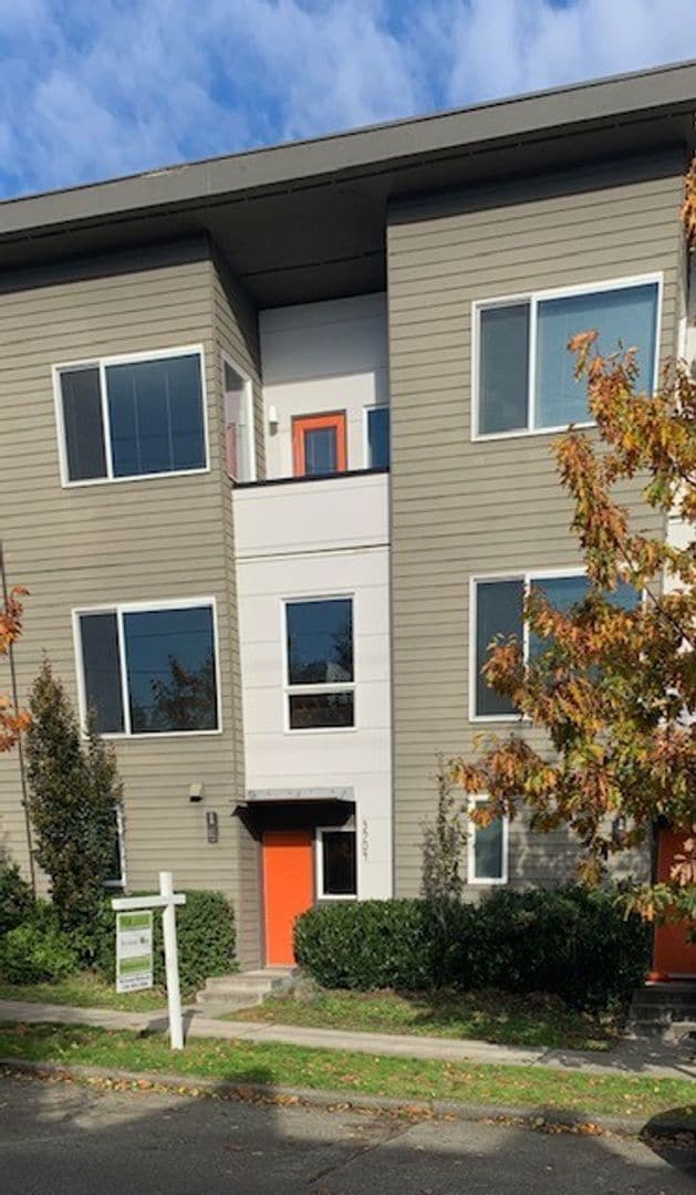 Building Photo - West Seattle Townhouse
