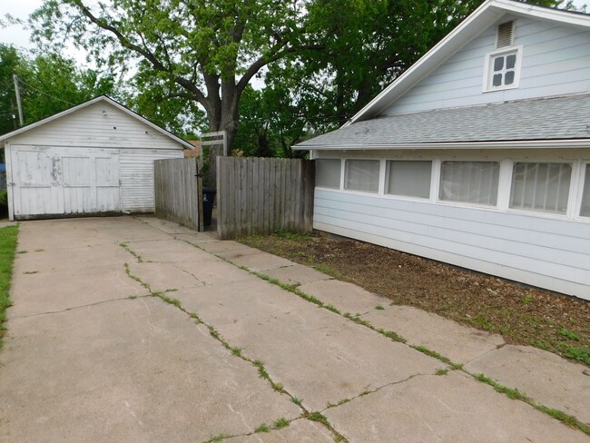 Building Photo - Cozy 2 Bed 1 Bath Home