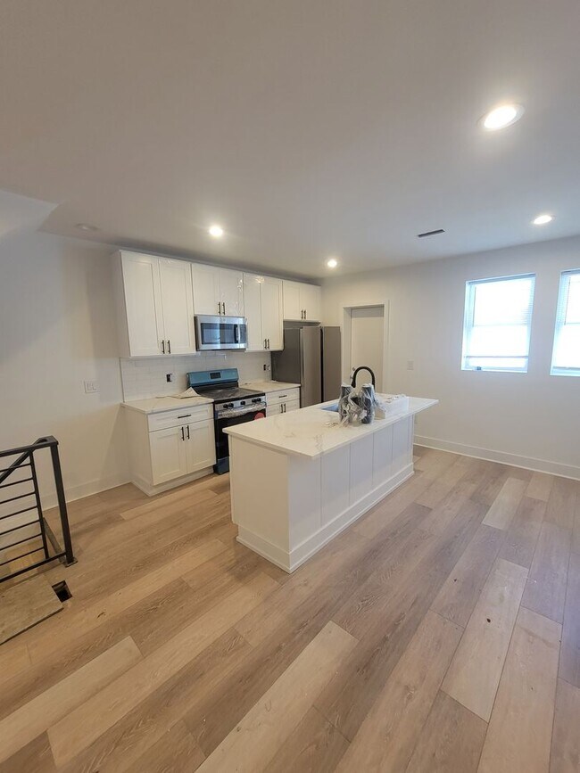 Building Photo - Fully beautiful rehab 4 bed 2.5 bath secti...
