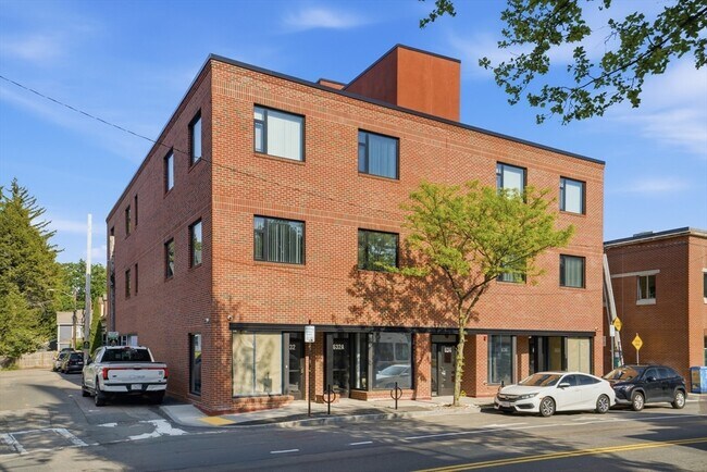 Building Photo - 632 Centre St