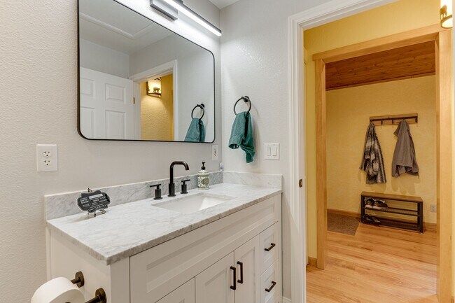 Building Photo - Peaceful Mountain Retreat with Stunning Views in Mount Charleston!