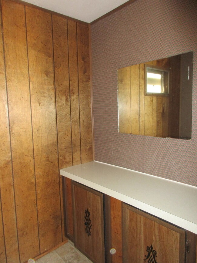 Building Photo - 2 bedroom 1.5 bath with Covered Deck and C...