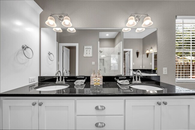 Building Photo - 113 Winding Oak Dr