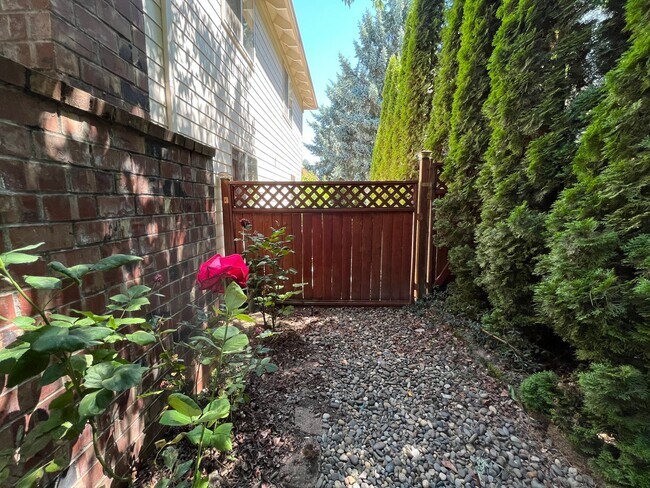 Building Photo - Beautiful 4Bd + 3Ba in Portland!! Offers Beautiful Outdoor Views and Great Gardening Backyards!!