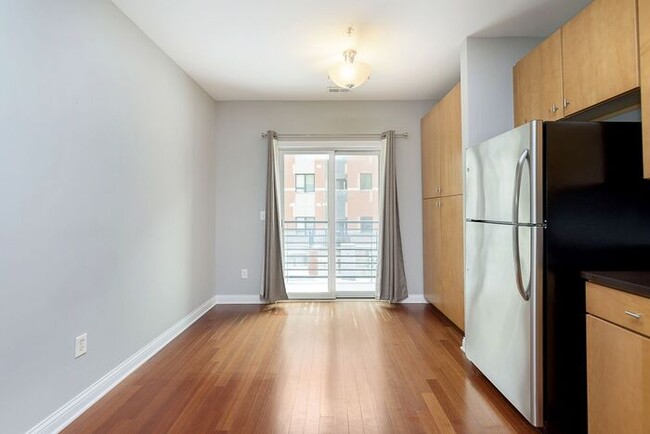 Building Photo - 2 Bed 2 Bath Lockerbie Townhome Steps From...