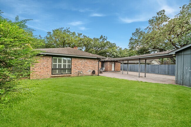 Building Photo - 8426 Edgemoor Dr