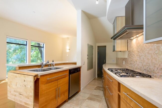 Building Photo - 3527 Oak Knoll Dr