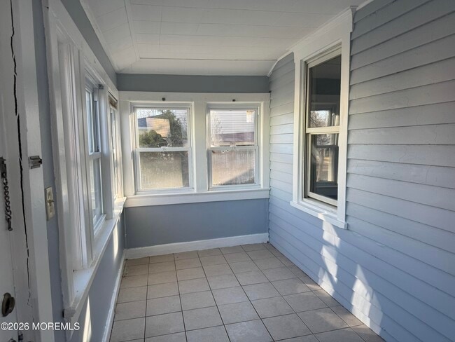 Building Photo - 811 Central Ave