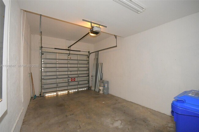 Building Photo - 2780 SW 33rd Ave