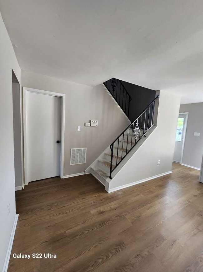 Building Photo - "Charming 3-Bedroom Townhouse: Your Ideal ...