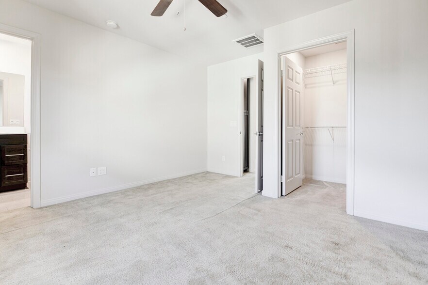 Building Photo - 14121 W Oak Ln