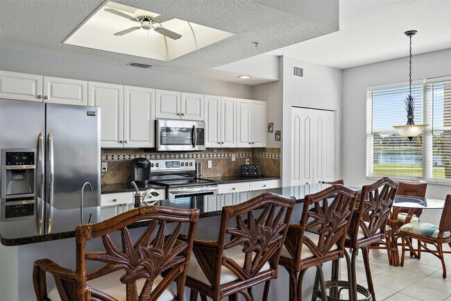 Building Photo - 2BR/2BA Lake View Condo in Heritage Oaks Golf & Country Club