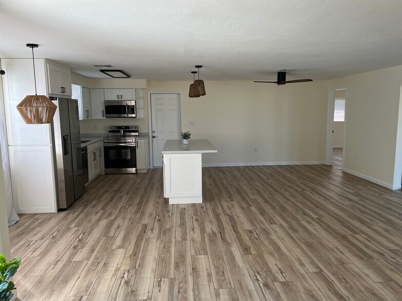 Open and airy floorplan - 5255 Tower Dr
