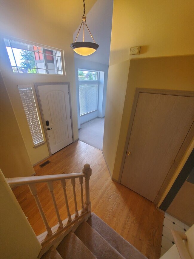 Building Photo - Bright 4BD/2.5BTH Lynnwood Home with Vault...