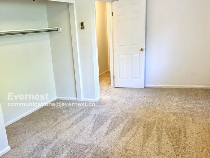 Building Photo - 836 Vanderbilt Ct