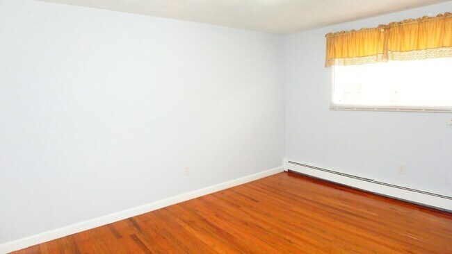 Building Photo - 11 Woodcrest Ct