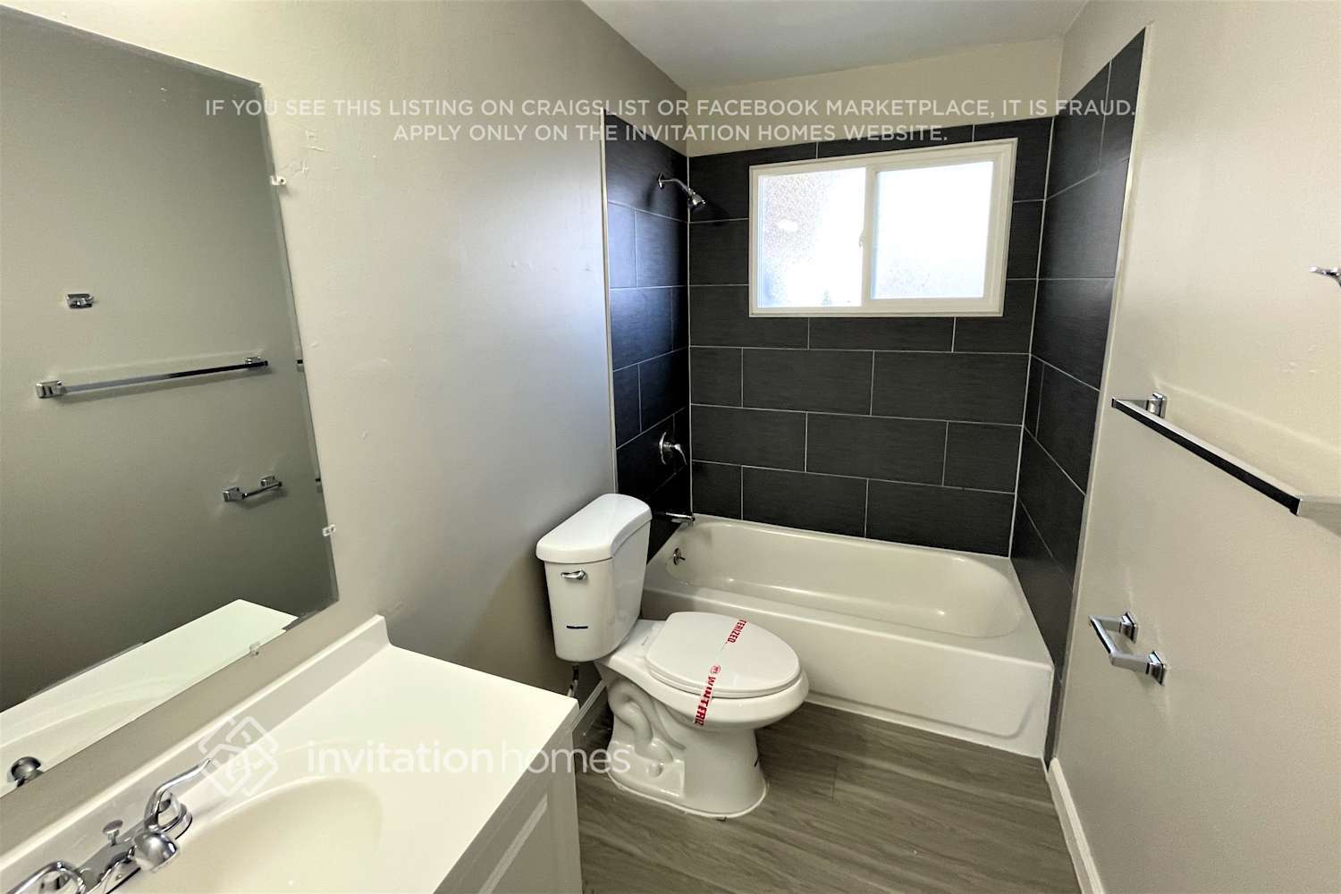 Building Photo - 1061 E 105th Pl