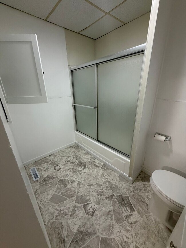 Building Photo - Newly Updated 2 Bedroom House with off street parking!