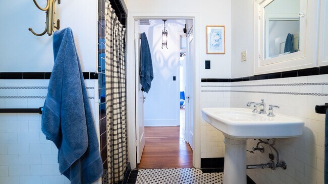 Building Photo - J19(A-B)