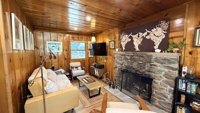 Building Photo - 53685 Country Club Dr