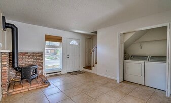 Building Photo - 676 E Zuni Dr