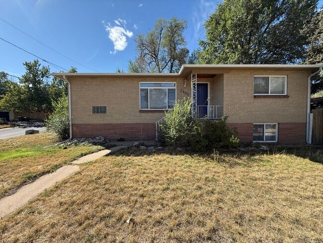 Primary Photo - Beautifully Updated Home near Federal & Al...