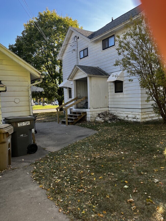 Building Photo - Huge 6 Bed 2 Bath close to UWEC